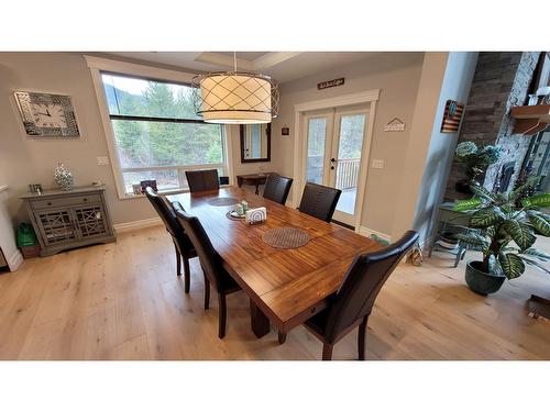 220 Chase Rd, Christina Lake, BC - Indoor Photo Showing Dining Room