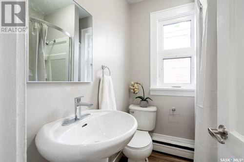 2023 Broder Street, Regina, SK - Indoor Photo Showing Bathroom