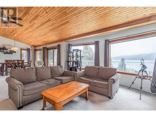 12874 Carrs Landing Road, Lake Country, BC - Indoor Photo Showing Living Room
