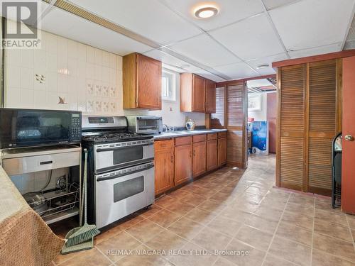 1121 Pettit Road, Fort Erie, ON - Indoor Photo Showing Kitchen