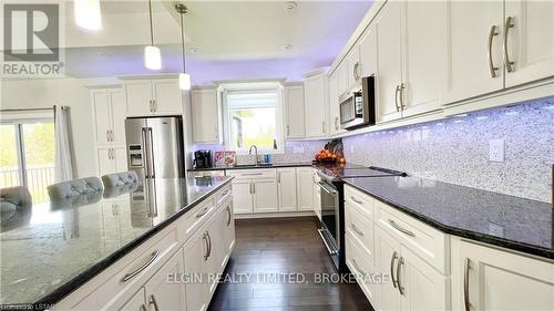 6656 Richmond Rd, Malahide, ON - Indoor Photo Showing Kitchen With Upgraded Kitchen