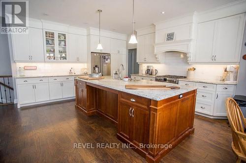 33 Woodside Dr, Brant, ON - Indoor Photo Showing Kitchen With Upgraded Kitchen