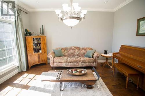 33 Woodside Drive, Brant, ON - Indoor Photo Showing Living Room
