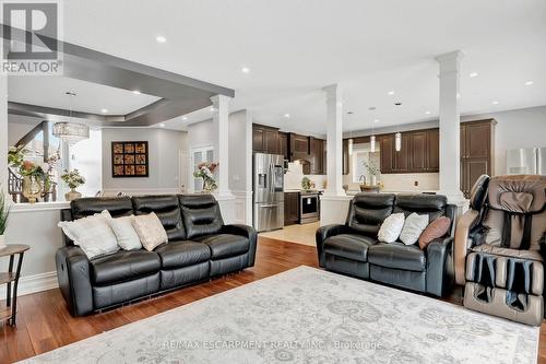 166 Bellagio Ave, Hamilton, ON - Indoor Photo Showing Living Room