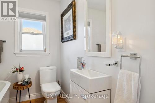 5993 Coholan St, Niagara Falls, ON - Indoor Photo Showing Bathroom