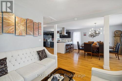 5993 Coholan Street, Niagara Falls, ON - Indoor Photo Showing Living Room