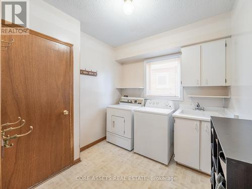 2088 Kempton Park Drive, Mississauga, ON - Indoor Photo Showing Laundry Room