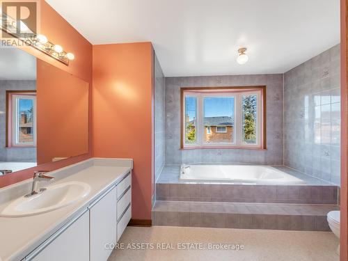 2088 Kempton Park Dr, Mississauga, ON - Indoor Photo Showing Bathroom