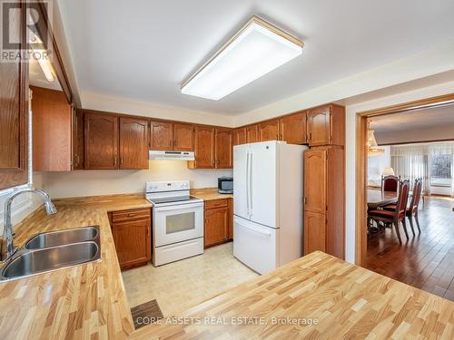 2088 Kempton Park Dr, Mississauga, ON - Indoor Photo Showing Kitchen With Double Sink