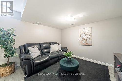 33 Redcedar Cres, Hamilton, ON - Indoor Photo Showing Living Room