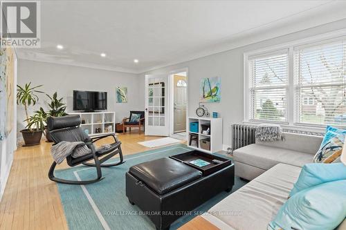 105 First Street N, Hamilton, ON - Indoor Photo Showing Living Room