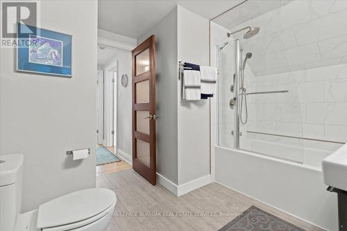 105 First St N, Hamilton, ON - Indoor Photo Showing Bathroom