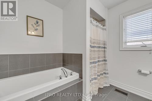 4 Kester Crt, East Gwillimbury, ON - Indoor Photo Showing Bathroom