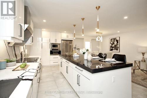 225 Snowshoe Crescent, Markham, ON - Indoor Photo Showing Kitchen With Upgraded Kitchen
