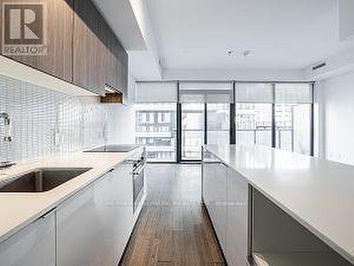 #801 -161 Roehampton Ave, Toronto, ON - Indoor Photo Showing Kitchen With Upgraded Kitchen