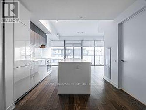 801 - 161 Roehampton Avenue, Toronto, ON - Indoor Photo Showing Kitchen