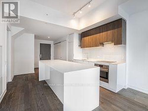 #801 -161 Roehampton Ave, Toronto, ON - Indoor Photo Showing Kitchen With Upgraded Kitchen