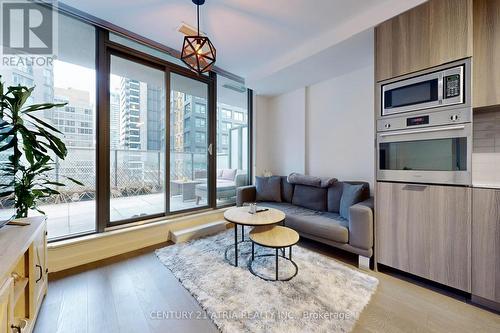 612 - 11 Wellesley Street W, Toronto, ON - Indoor Photo Showing Living Room