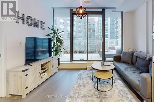 612 - 11 Wellesley Street W, Toronto, ON - Indoor Photo Showing Living Room