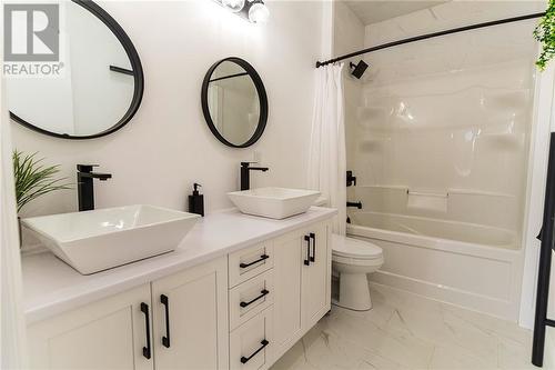 2nd story full bathroom. - 29 Taylor Heights Drive, Pembroke, ON - Indoor Photo Showing Bathroom
