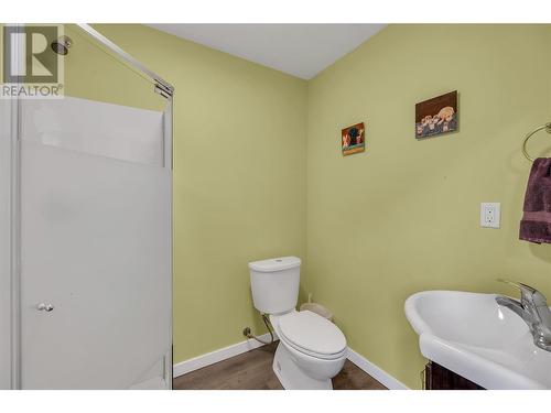 6173 Highway 6, Coldstream, BC - Indoor Photo Showing Bathroom