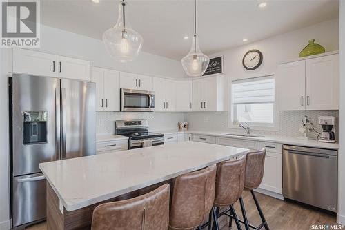 562 Burgess Crescent, Saskatoon, SK - Indoor Photo Showing Kitchen With Upgraded Kitchen