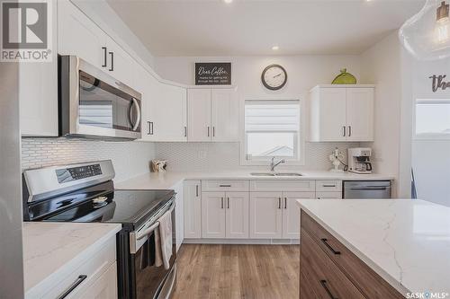 562 Burgess Crescent, Saskatoon, SK - Indoor Photo Showing Kitchen
