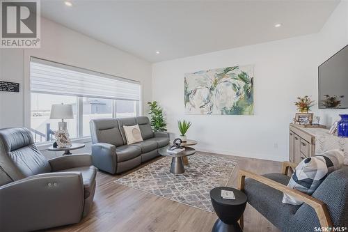 562 Burgess Crescent, Saskatoon, SK - Indoor Photo Showing Living Room