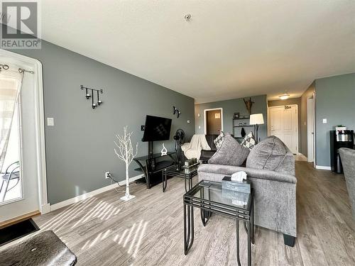 6805 Cottonwood Drive Unit# 208, Osoyoos, BC - Indoor Photo Showing Living Room