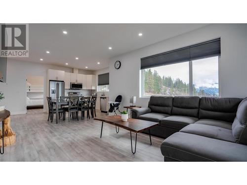 3278 Boss Creek Road, Vernon, BC - Indoor Photo Showing Living Room