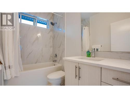 3278 Boss Creek Road, Vernon, BC - Indoor Photo Showing Bathroom