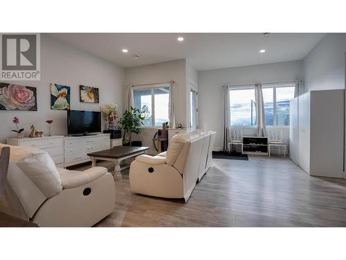 3278 Boss Creek Road, Vernon, BC - Indoor Photo Showing Living Room