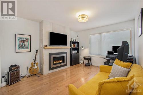 Plenty of space for entertaining or relaxing at home - 462 Dawson Avenue, Ottawa, ON - Indoor Photo Showing Living Room With Fireplace