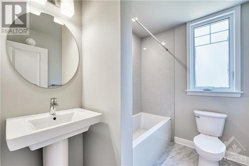First floor full bath - 232 Ketchikan Crescent, Kanata, ON - Indoor Photo Showing Bathroom