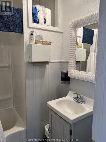 120 Ross Lane, Erieau, ON - Indoor Photo Showing Bathroom
