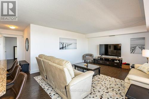 #906 -389 Dundas St, London, ON - Indoor Photo Showing Living Room