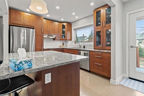 105 First Street N, Stoney Creek, ON - Indoor Photo Showing Kitchen With Upgraded Kitchen