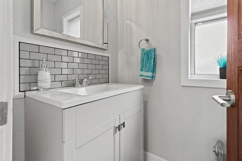 105 First Street N, Stoney Creek, ON - Indoor Photo Showing Bathroom
