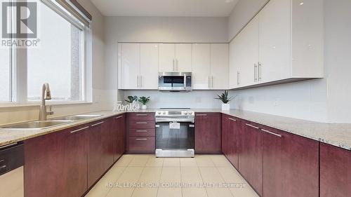 #Uph2 -39 Galleria Pkwy, Markham, ON - Indoor Photo Showing Kitchen With Double Sink