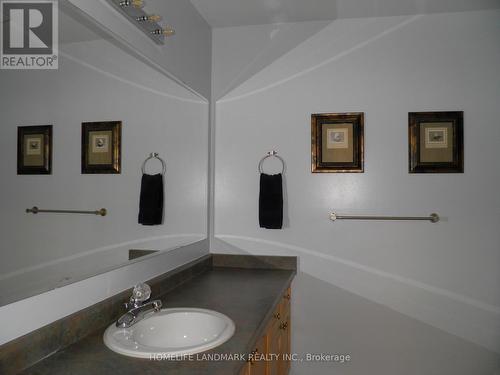 4 Tower Bridge Cres, Markham, ON - Indoor Photo Showing Bathroom