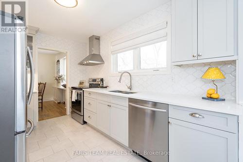208 Edward Street, Orillia, ON - Indoor Photo Showing Kitchen With Double Sink With Upgraded Kitchen
