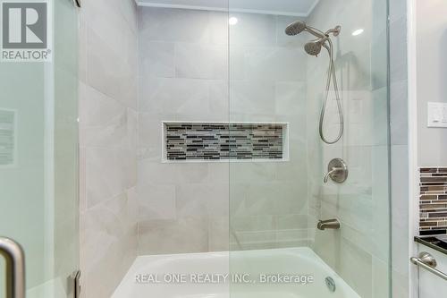 1216 Holton Heights Dr, Oakville, ON - Indoor Photo Showing Bathroom