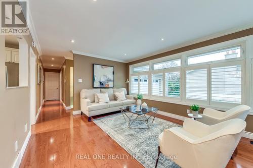 1216 Holton Heights Dr, Oakville, ON - Indoor Photo Showing Living Room