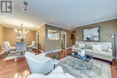 1216 Holton Heights Dr, Oakville, ON - Indoor Photo Showing Living Room