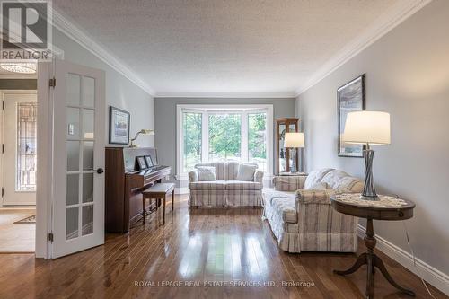 1210 Beechgrove Cres, Oakville, ON - Indoor Photo Showing Living Room