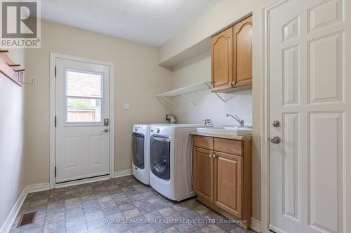 1210 Beechgrove Cres, Oakville, ON - Indoor Photo Showing Laundry Room