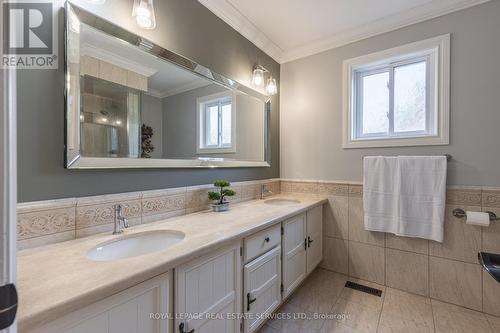 1210 Beechgrove Cres, Oakville, ON - Indoor Photo Showing Bathroom