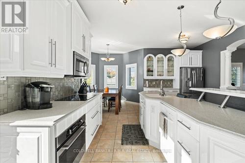17 Sunset Dr, Cobourg, ON - Indoor Photo Showing Kitchen With Upgraded Kitchen