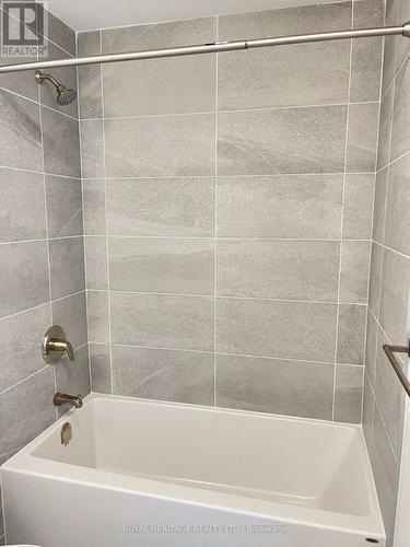 #402 -19B West Street North, Kawartha Lakes, ON - Indoor Photo Showing Bathroom