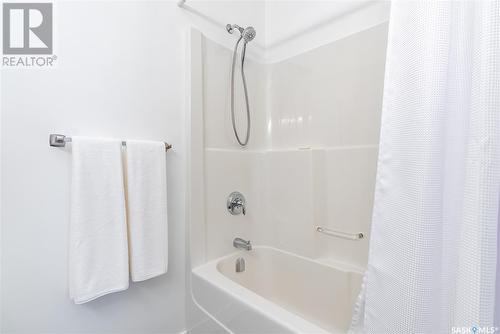 804 1St Avenue N, Warman, SK - Indoor Photo Showing Bathroom